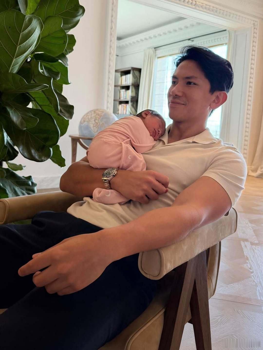 文莱王室 🇧🇳阿卜杜尔·马丁王子开启疯狂晒娃模式，扎赫拉公主是幸福的娃世界各