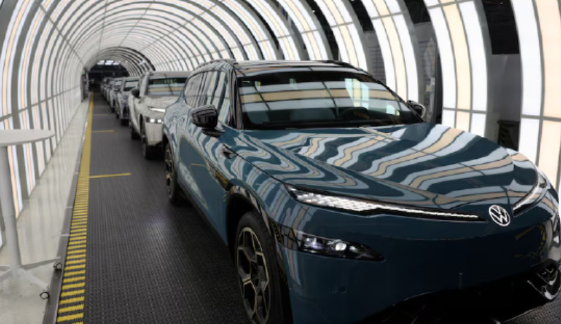 【大众与小鹏合作首款车型量产】大众汽车周五宣布，其与中国电动汽车制造商小鹏汽车联