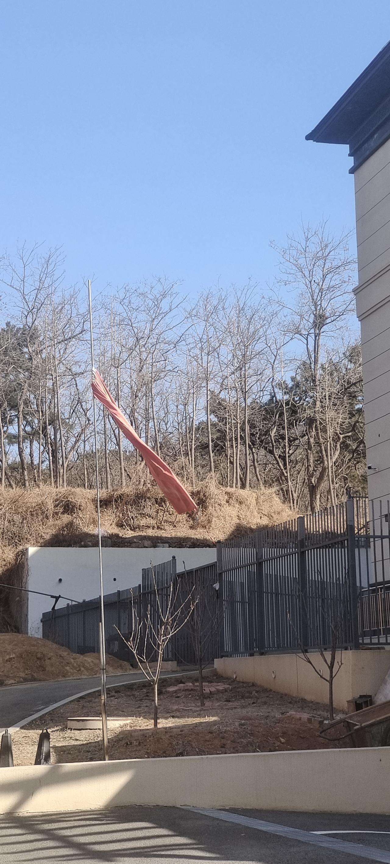 悬挂国旗要按照《国旗法》，不能随意
我小区楼下有个幼儿园，幼儿园旁边不知谁竖起一