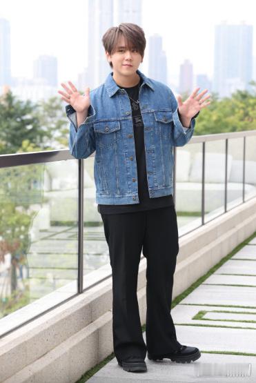 姜涛撞毁护栏被罚1000元 据韩媒，MIRROR成员姜涛13日在香港岛坚道驾车时