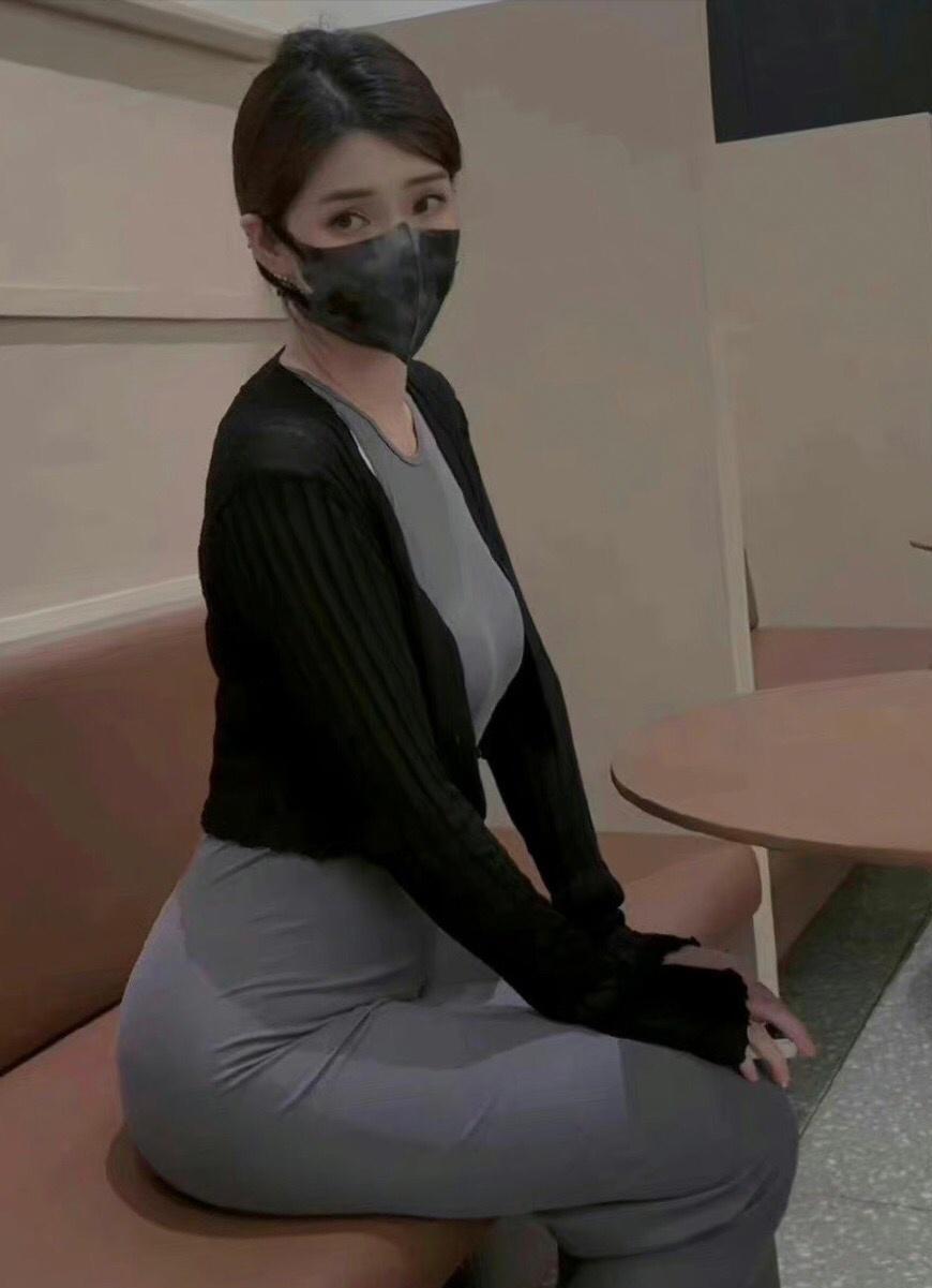 年轻女性如何穿出女人味？

如果你嫌弃你自己女人味不够，那么最简单的，十公分高跟