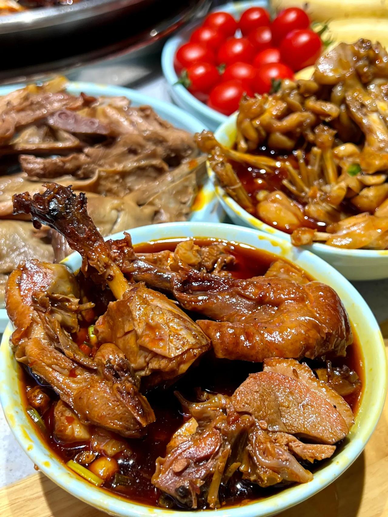重庆也有好吃的自助冒烤鸭店啦！


👌不仅好吃，而且还是不限量的哟！
本来是和