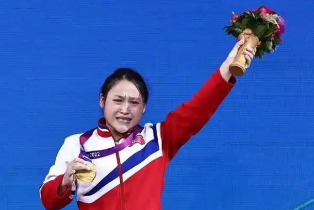 亚运举重赛场直接被她举沸腾了！女子49公斤级决赛，朝鲜名将李盛金一出场就展现出断