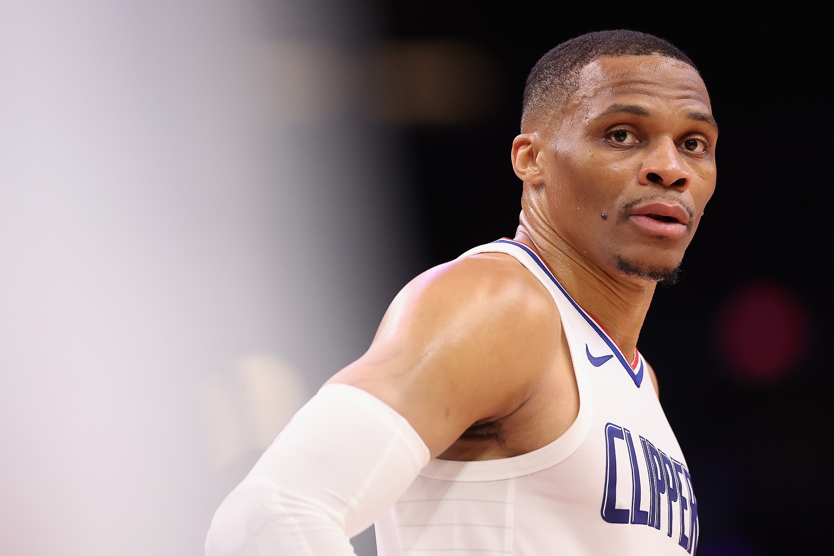 #NBA自由市场#400万的威少也不香了……在威少执行选项之后，快船目前在寻找交