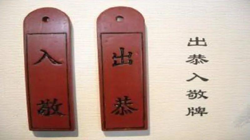 现在考试想上厕所，举手就行。搁在明清科场，这事能要半条命。

乡试三场，每场三天