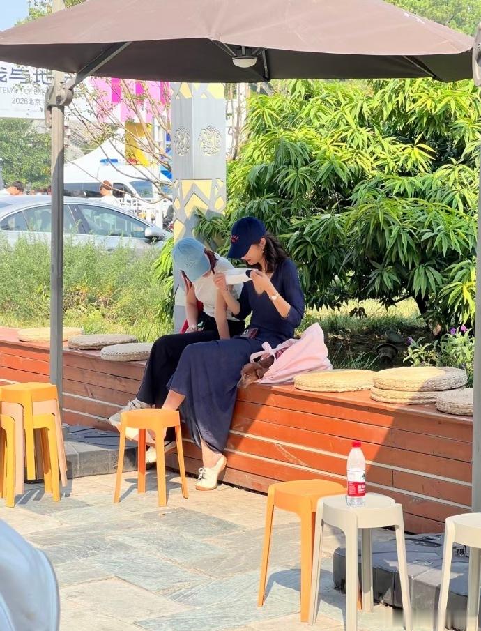 孙千北京街溜子孙千地坛书市被偶遇 今天在北京去逛了地坛书市，又双叒叕被偶遇了，完