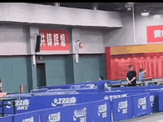 孙颖莎又马不停蹄练上了 孙颖莎这会儿正在体育总局训练呢。小杨就站在旁边看着，他肯