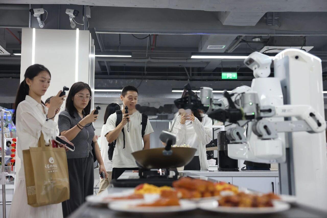 合肥瑶海机器人大学也太酷了8月6日，活力中国调研行采访团走进瑶海区长三角数字科技