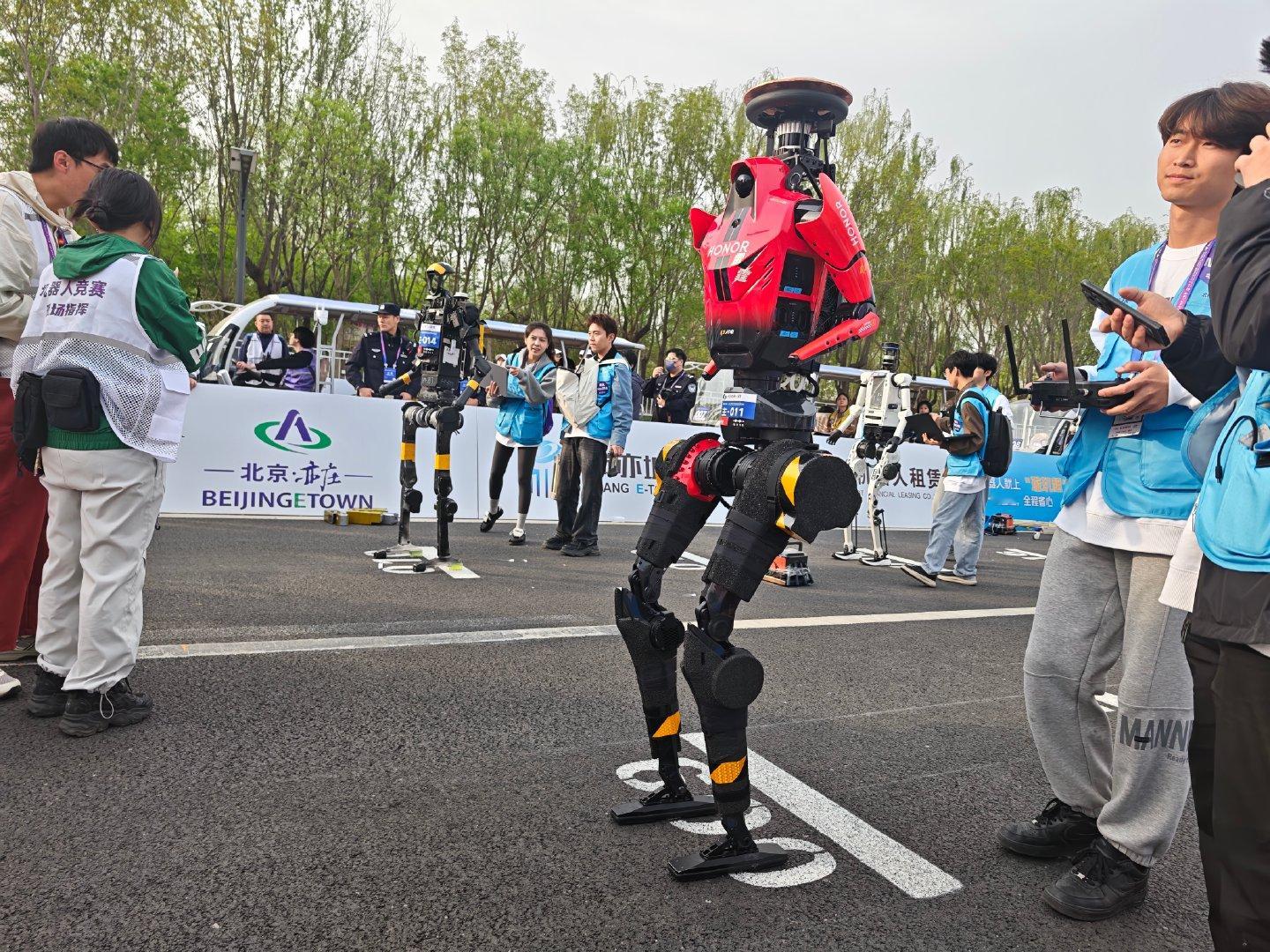 人民日报对话机器人半马冠军队荣耀机器人人民日报对话机器人半马冠军队，聊的正是荣耀