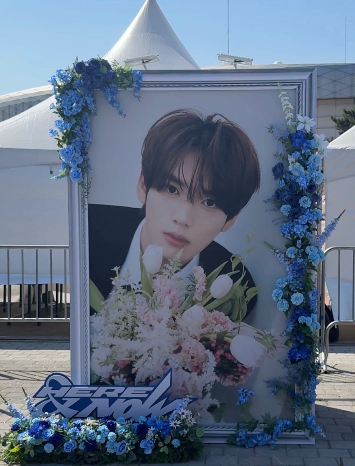 ZB1安可演唱会花墙 今天ZEROBASEONE 首尔安可演唱会第一天，场馆周边