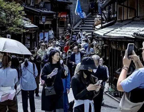 中国游客不去日本了？换批客人也白搭，账本上的窟窿根本补不上