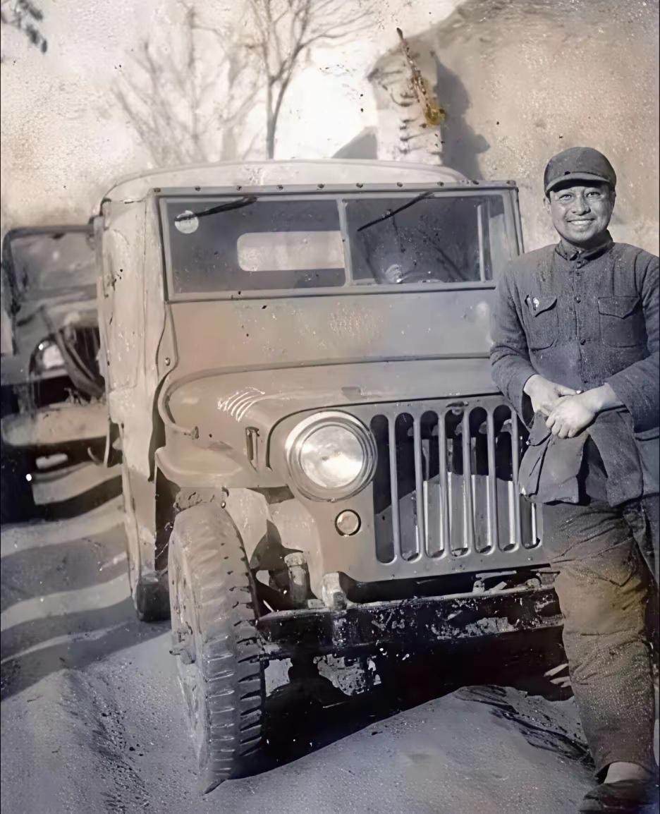 1947年，陈赓大将站在缴获的威利斯吉普旁，一口大白牙，笑容自信爽朗。

攻克漯