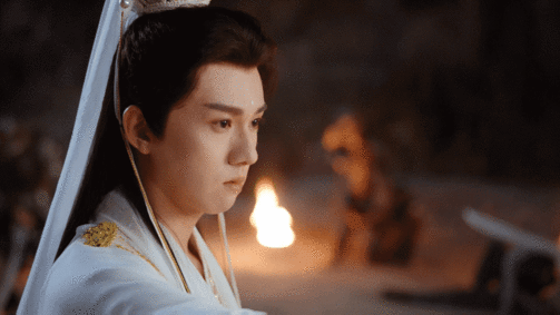 谁懂啊！《凤凰台上》张耀的男菩萨造型直接戳中我！白衣飘飘配莲花发冠，头纱一戴氛围