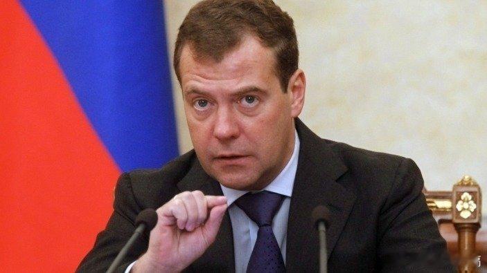 凤凰新闻【梅德韦杰夫：美国开始意识到，独自扮演超级英雄的代价过于高昂】特朗普政府