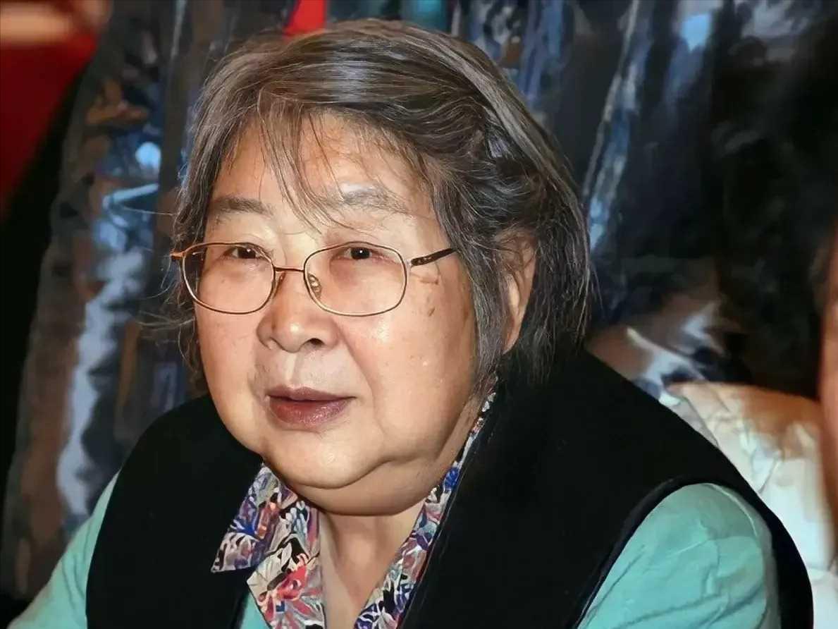 眼前的这位奶奶是李敏，如今已经迈入80多岁的高龄，她在晚年时却不幸患上了一系列疾