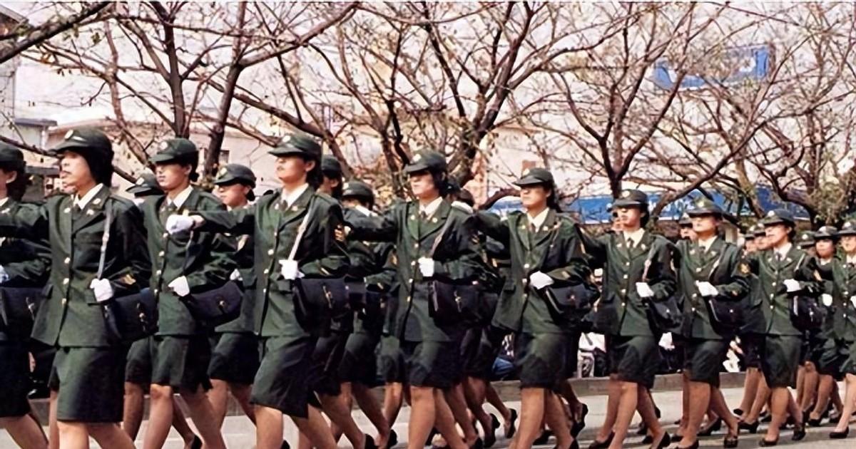 二战时期日本女兵为何坚持穿裙子参与前线？深入剖析三个原因，揭露军国主义的真实面貌