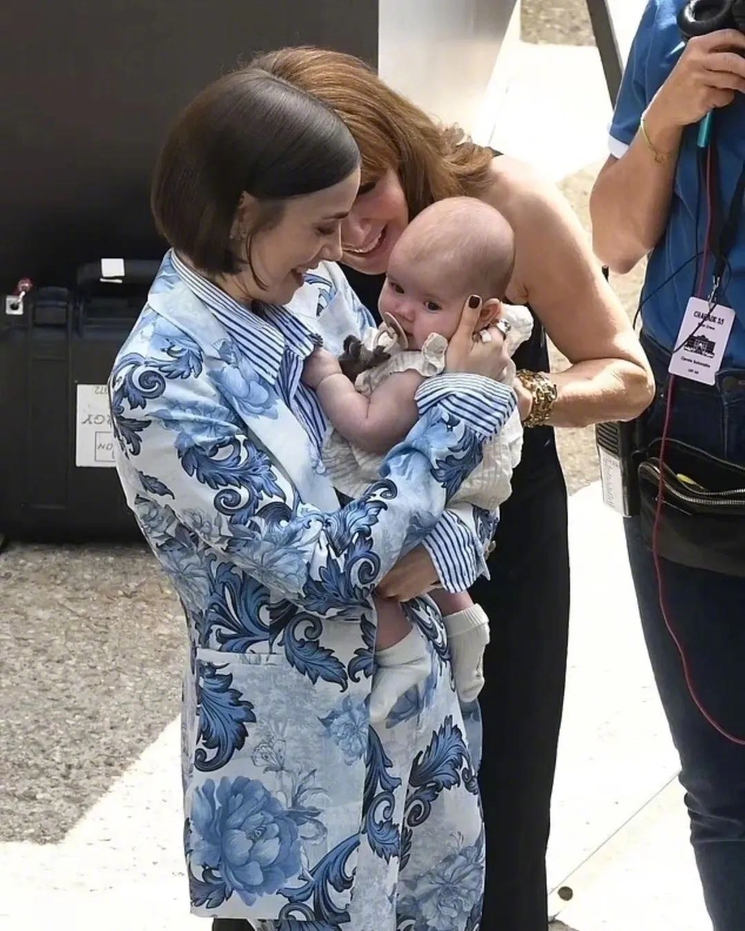 Lily Collins与丈夫查理·麦克道威尔的女儿正脸曝光，她在罗马拍《艾米丽