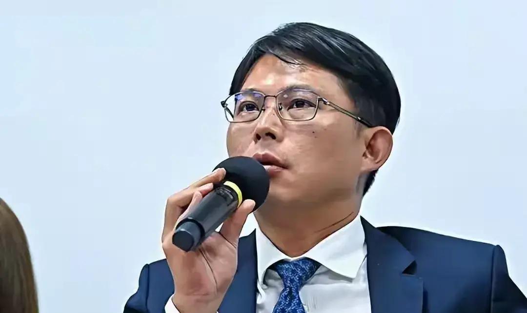 最近台湾政坛最火爆的事，就是蓝白阵营联手猛推“罢赖”行动，赖清德直接被逼到墙角。