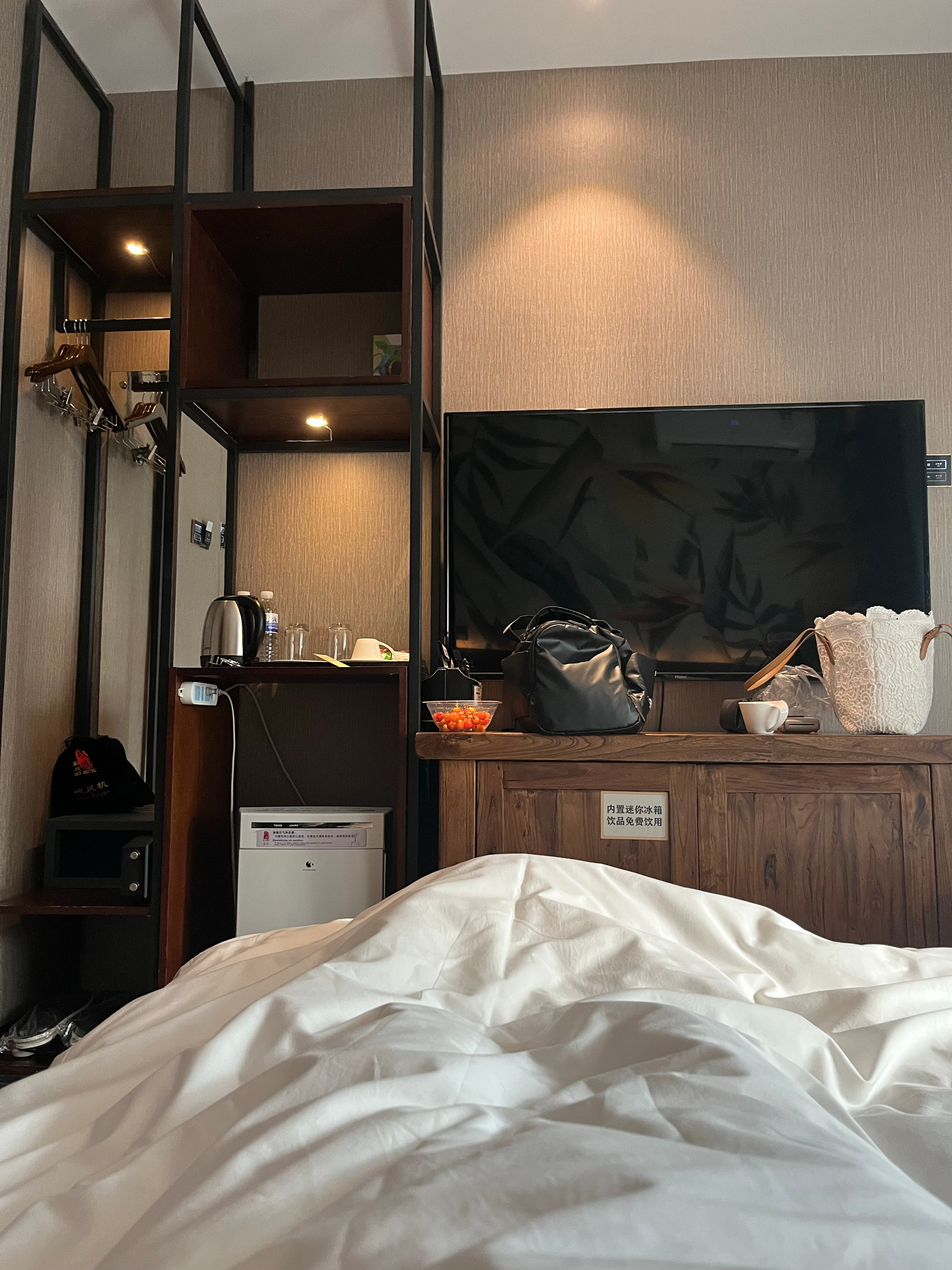 我们出来玩就这样换一个地方躺着 