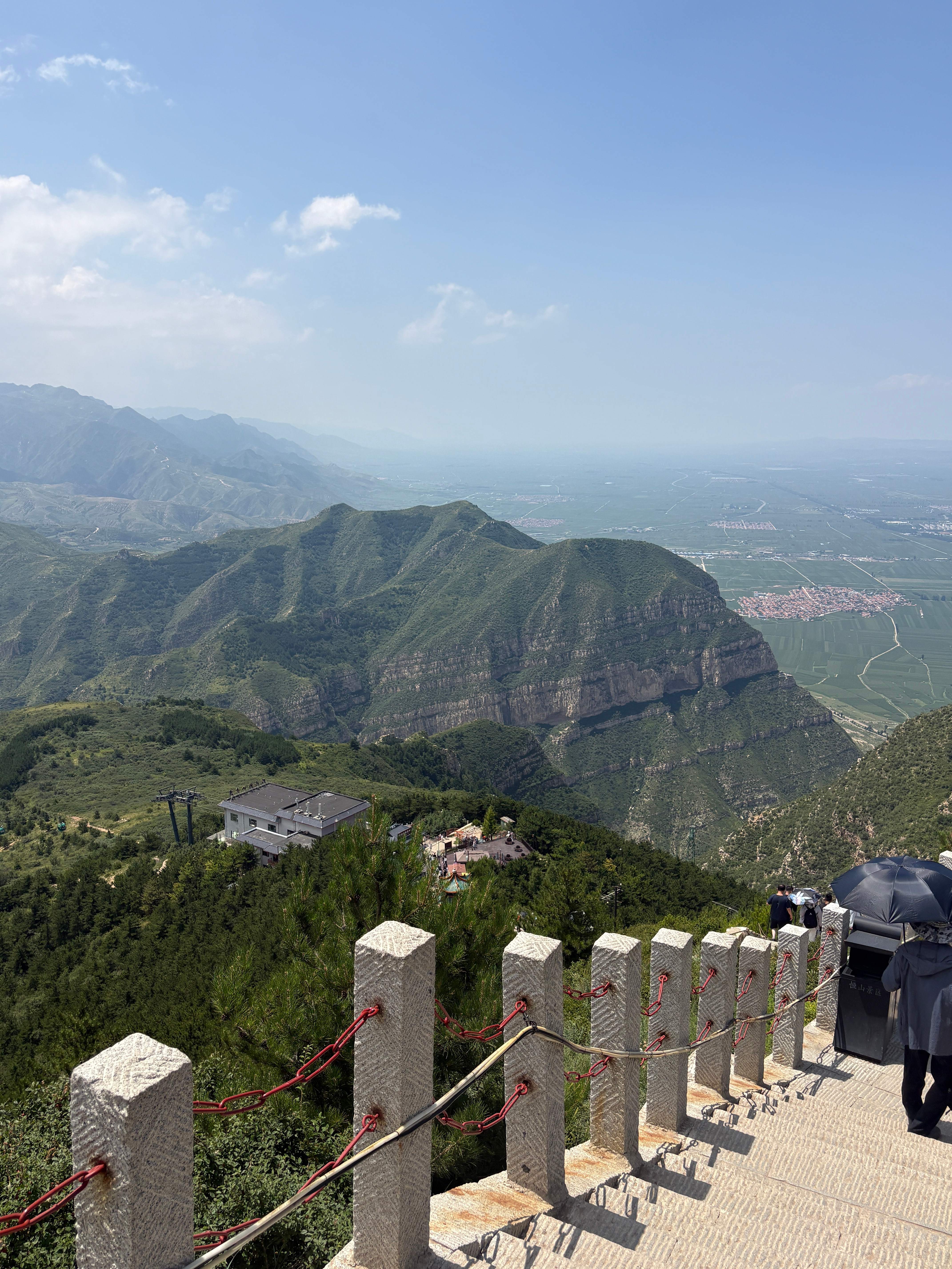 上山是为了下山.也许人的一生都在爬自己的山.虽然不同的地点有不同的风景，但不影响