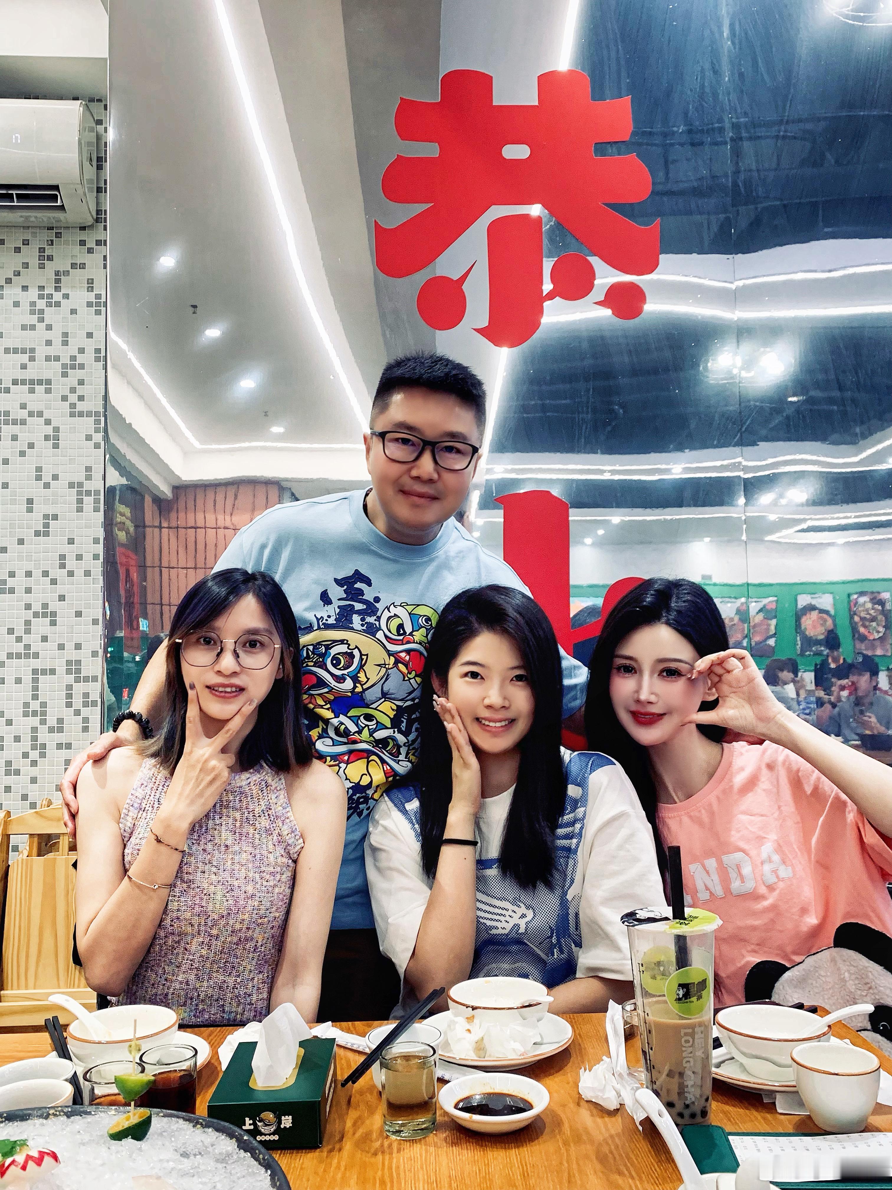 收工后妥妥的及时赶到[嘿哈]，John哥生日快乐🎂[社会社会]  ​​​