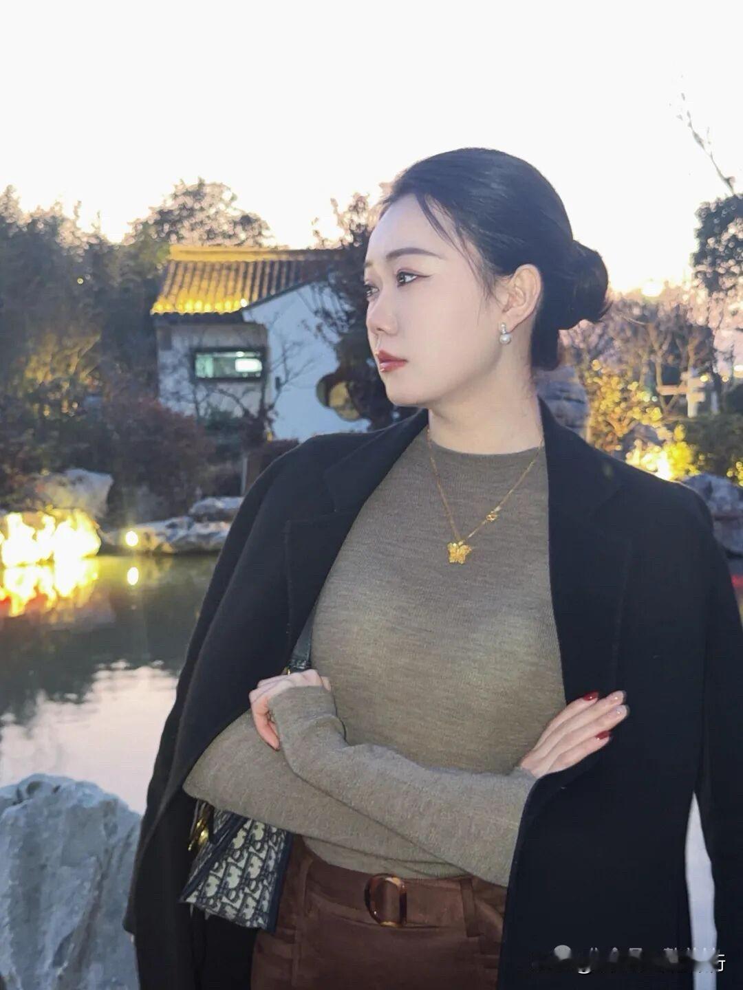 暮色浸软了园林的檐，金饰在暖光里轻晃，风掠过水纹时，连优雅都有了回声。

古意灯