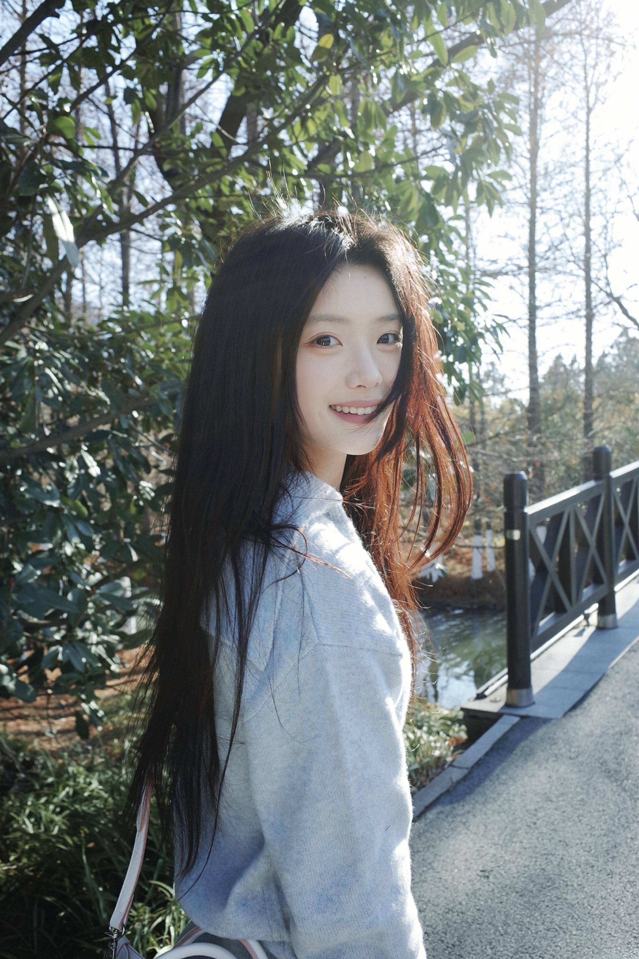 仿佛你只须静静看我一眼 就能解读我爱你这弱点