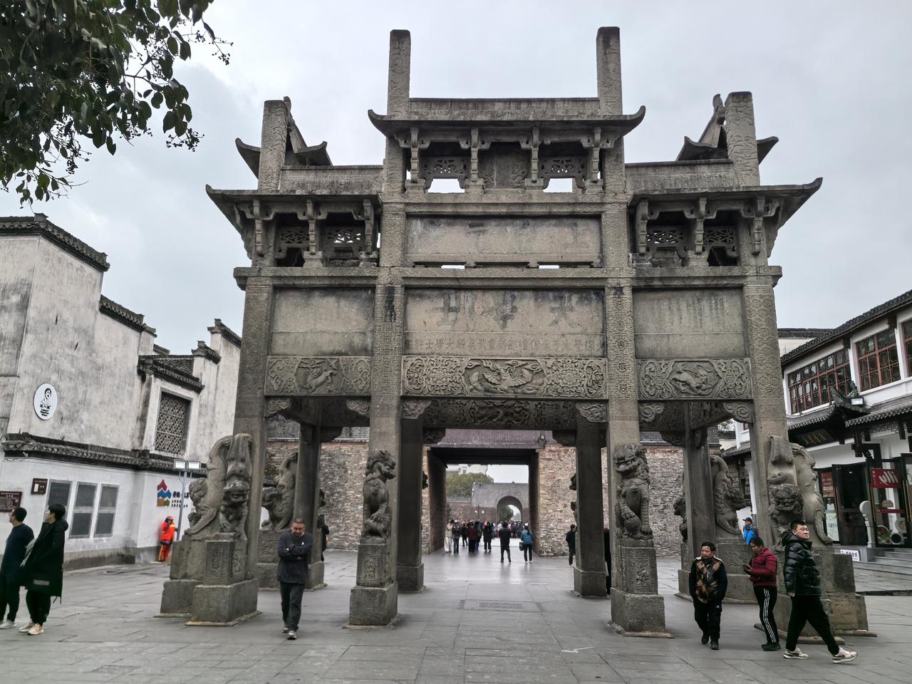 今天自驾到了徽州古城。
水墨满南
国风徽派
许国石坊、徽州府衙、八斗街。
非常的