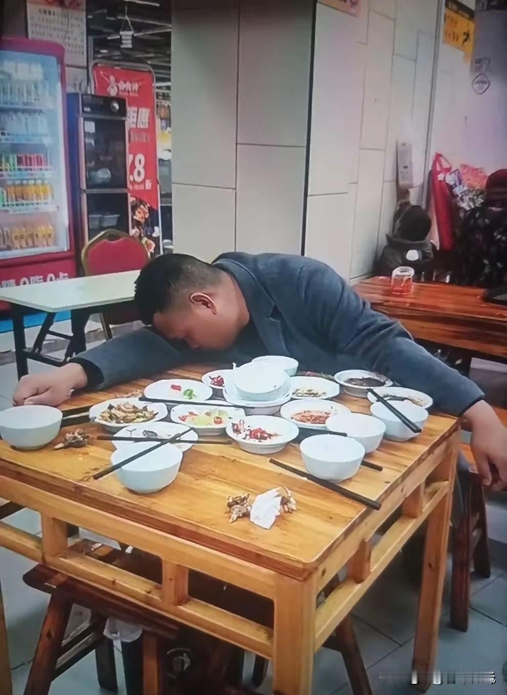 太无语了！黑龙江，一女子每次路过瓜子摊时。没想到，她都会抓一把。摊主: 小本买卖