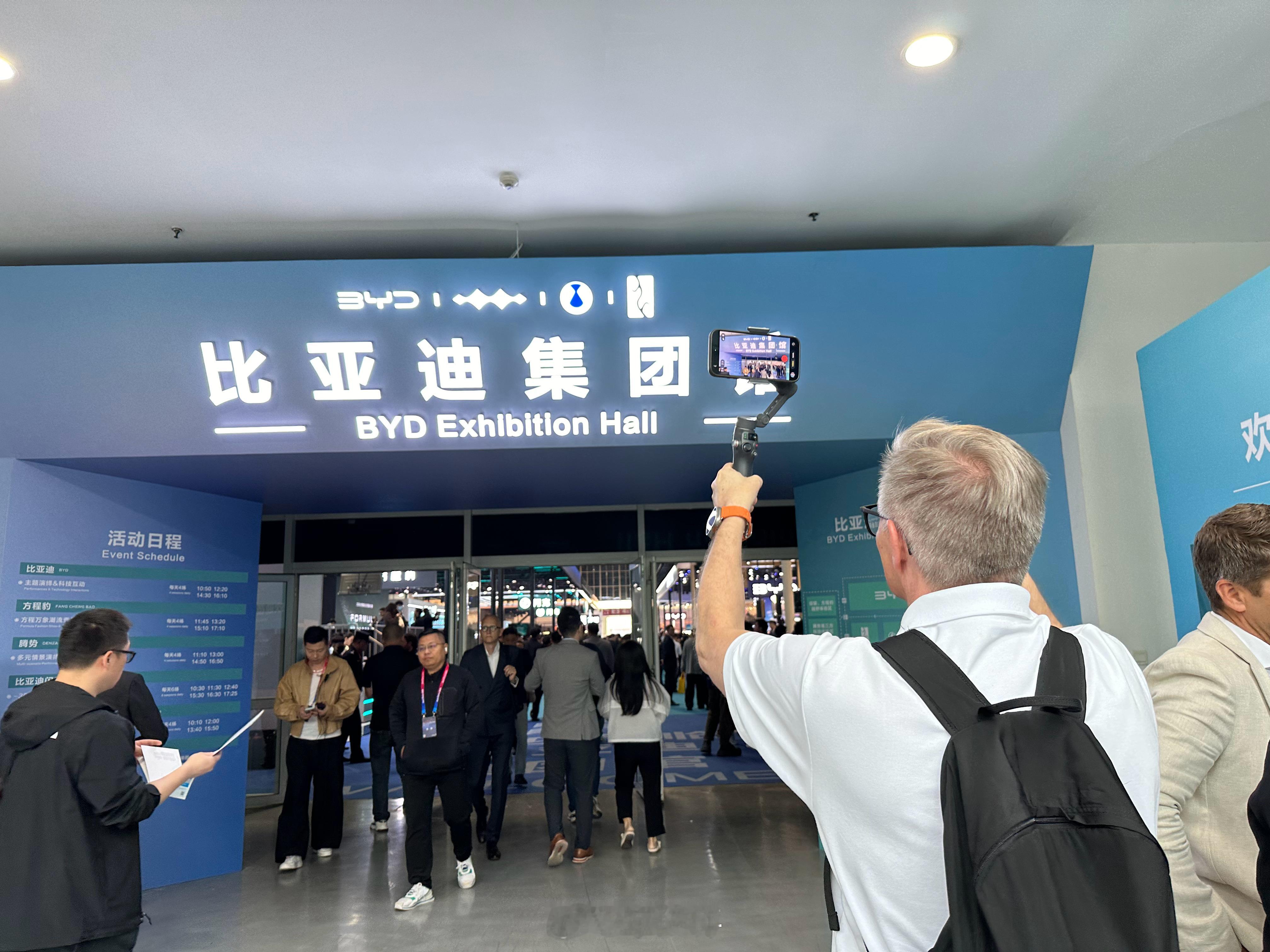 北京车展上，一位外国媒体朋友，在比亚迪专馆门口拍照打卡北京车展比亚迪