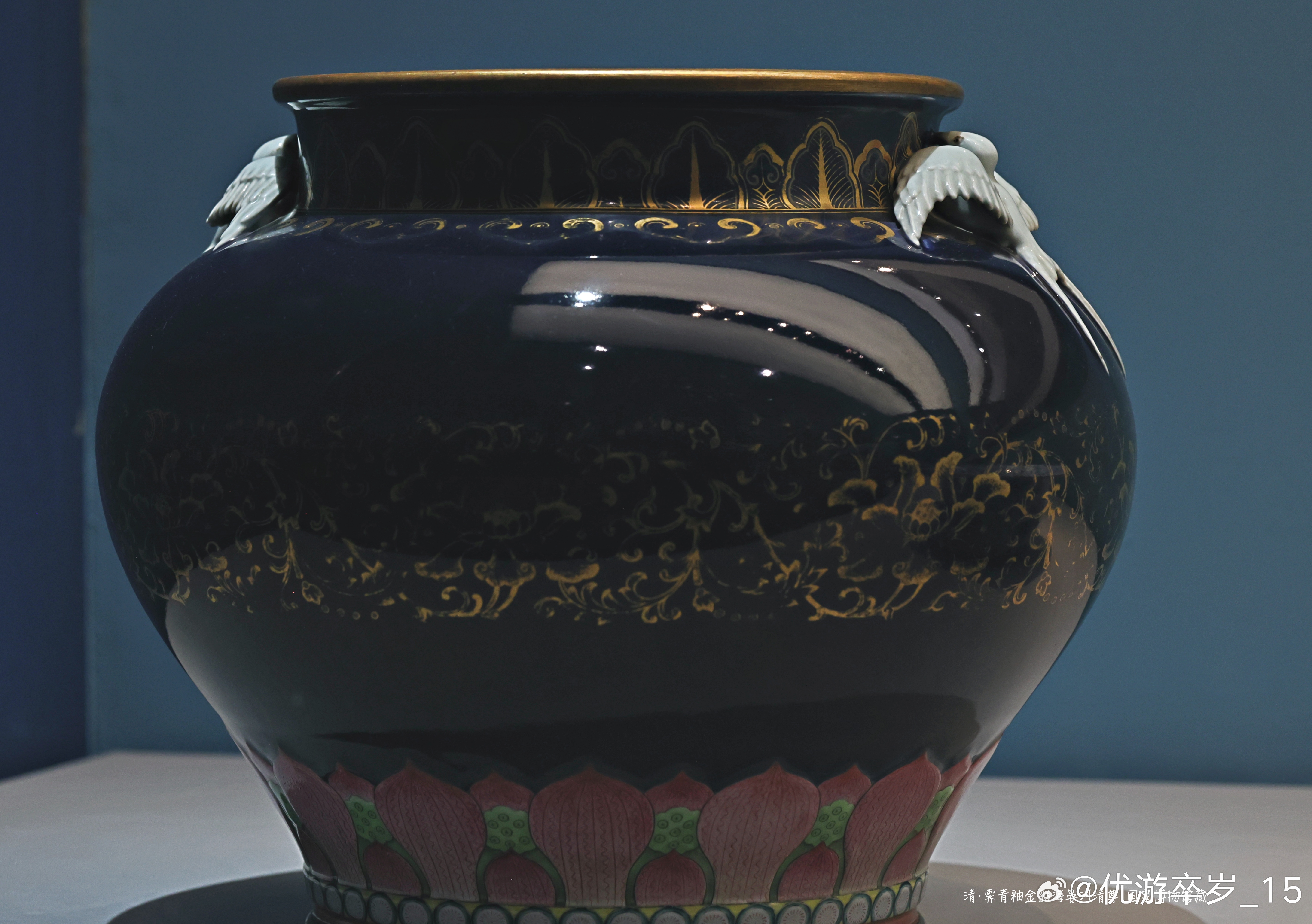 霁青釉金彩海晏河清尊清 （公元1644-1911年）国家博物馆藏这件瓷尊是景德镇