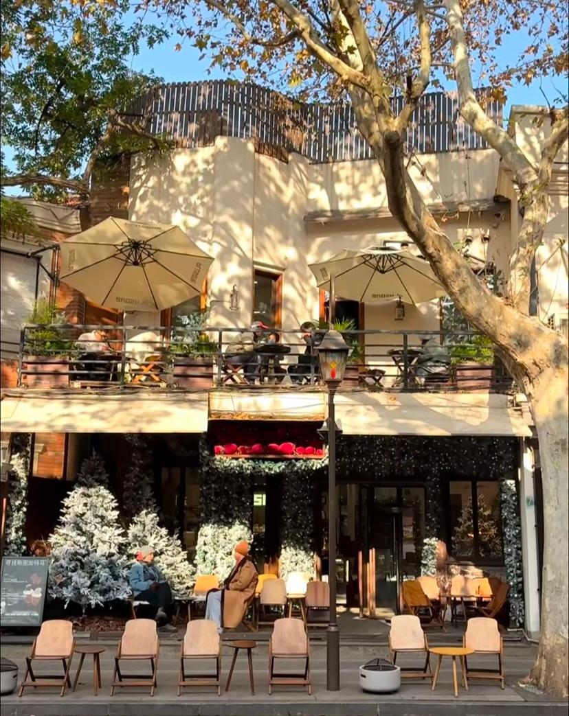  上海橱窗里的冬日氛围感拉满了 愚园路上，各家店铺的橱窗纷纷换上冬日盛装。Mon