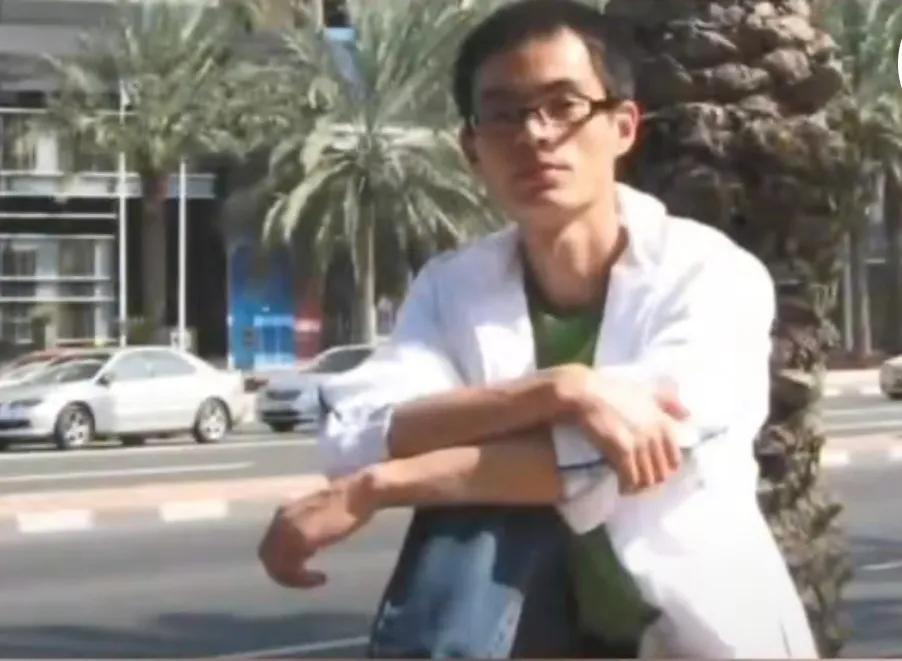 2009年，杭州一小伙放弃迪拜高薪厚职，哄骗家人说去旅游。谁料，到了地儿却不想回