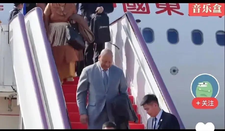 别看汤加是个小岛国，人口还没咱们一个县多，但人家国王来，咱们照样隆重接待。为啥？