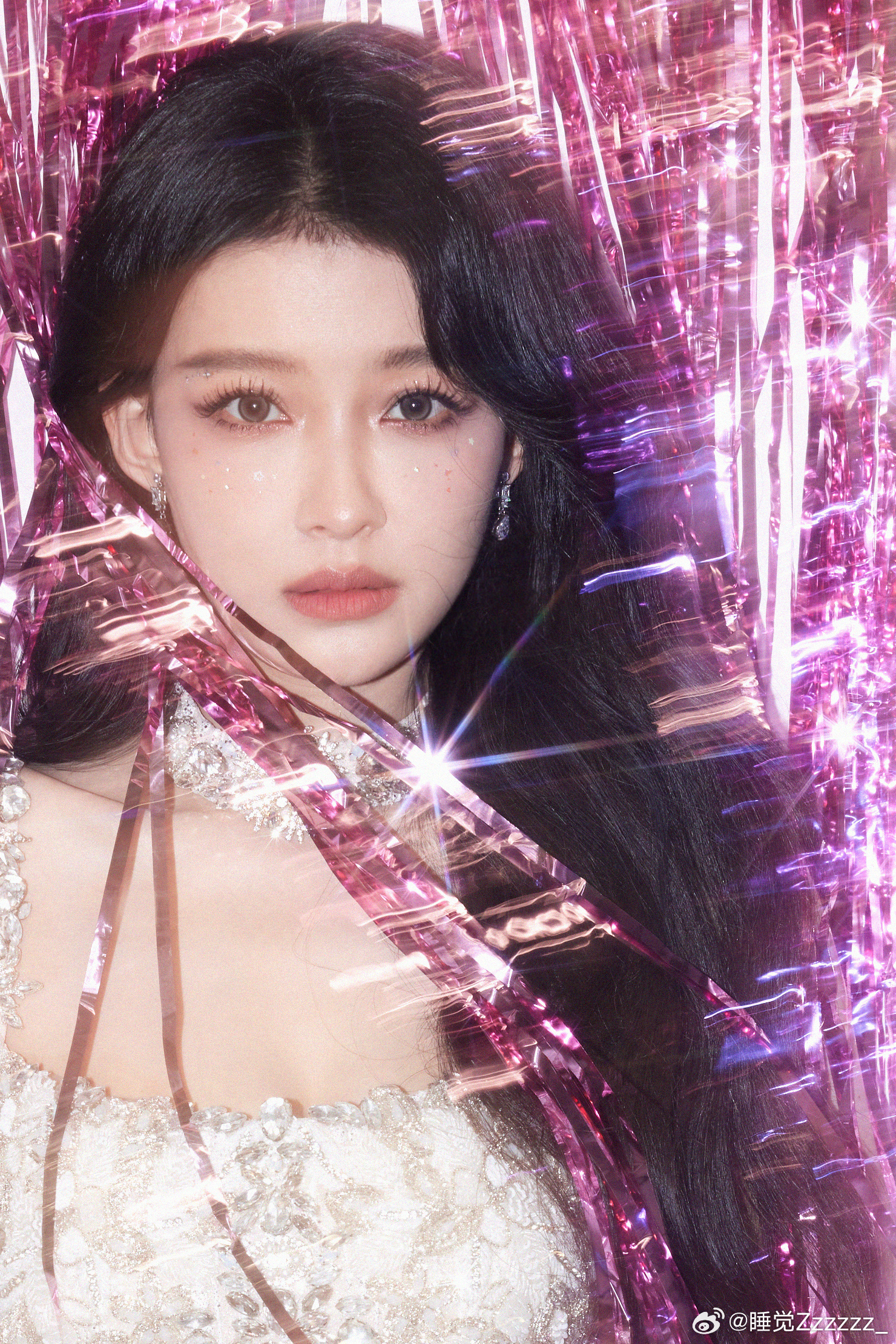 孙怡现场直拍现场直拍狠狠凸显孙怡舞台实力，舞姿轻盈不慌乱，氛围感十足，长腿配上利