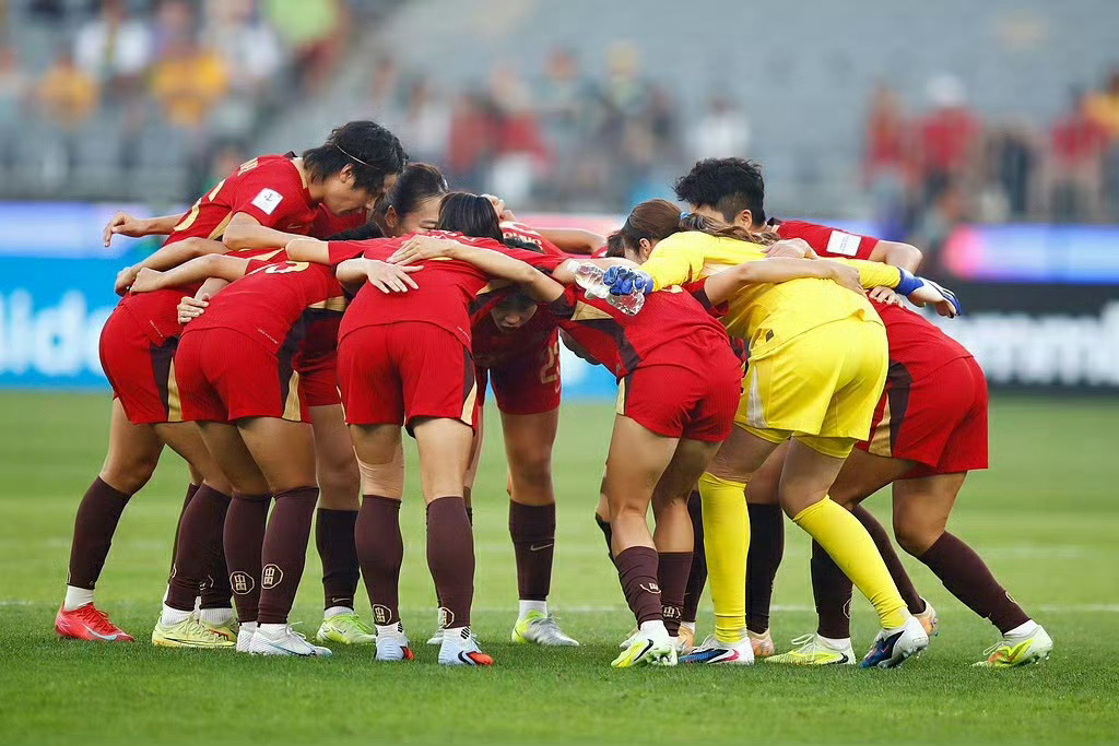 中国女足无缘亚洲杯决赛铿锵玫瑰的遗憾与傲娇：中国女足1-2不敌澳大利亚 止步亚洲