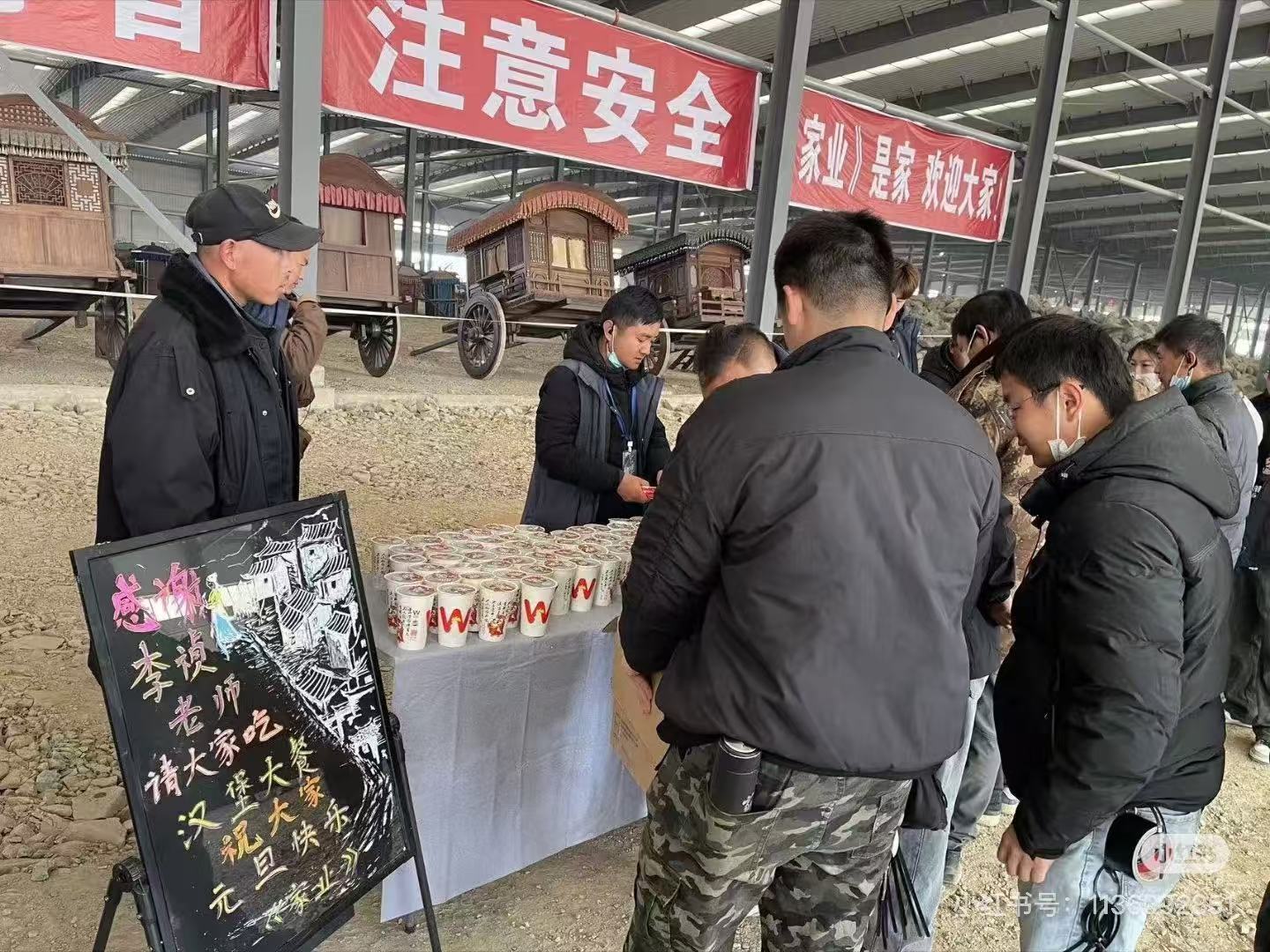 家业剧组，杨紫又又又请客啦，请大家吃汉堡大餐啦！！！杨紫在的剧组好幸福啊，好有爱