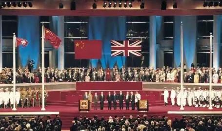 当年条约写得明明白白，香港岛是永久割让给英国的土地。
可结果呢？1997年，香港