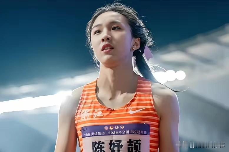 陈妤颉真是个狠人。

17岁，第一次打亚运会，
女子100米决赛，11秒06，