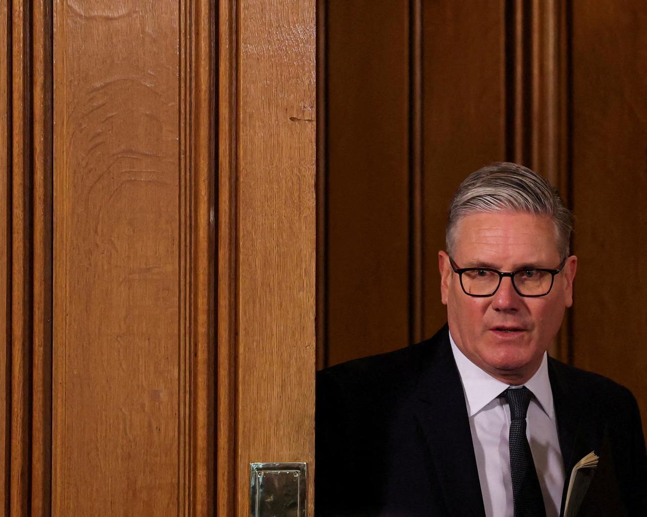 【英国首相斯塔默明确拒绝辞职，内阁会议上表态“将继续执政”】5月12日，英国首相