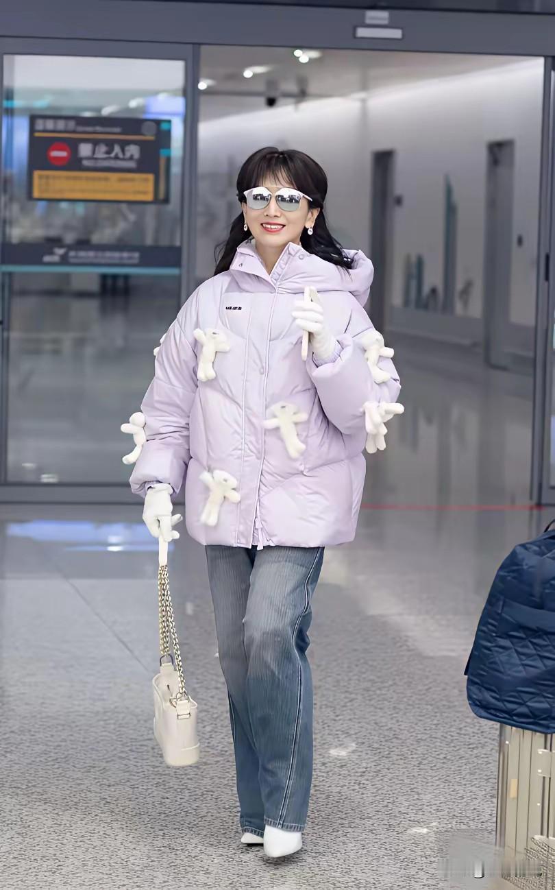 72岁赵雅芝一身淡紫羽绒服挂满小白熊出现在机场，有人吐槽“一把年纪还装嫩”，我倒