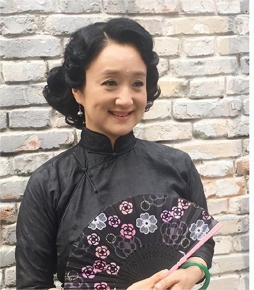 谁能想到，拿过两座金鹰奖、荧幕上脸熟度拉满的老戏骨杨昆，会在2009年遭遇人生最