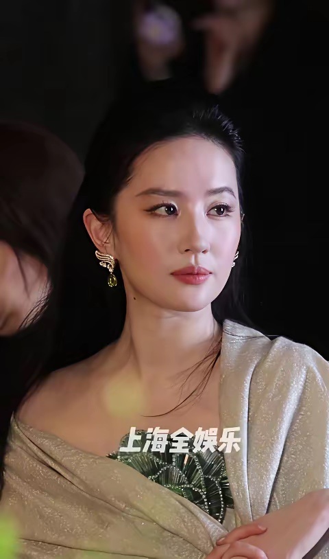 同一天活动，同在上海，同一家媒体拍摄，谁更需要精修？ 