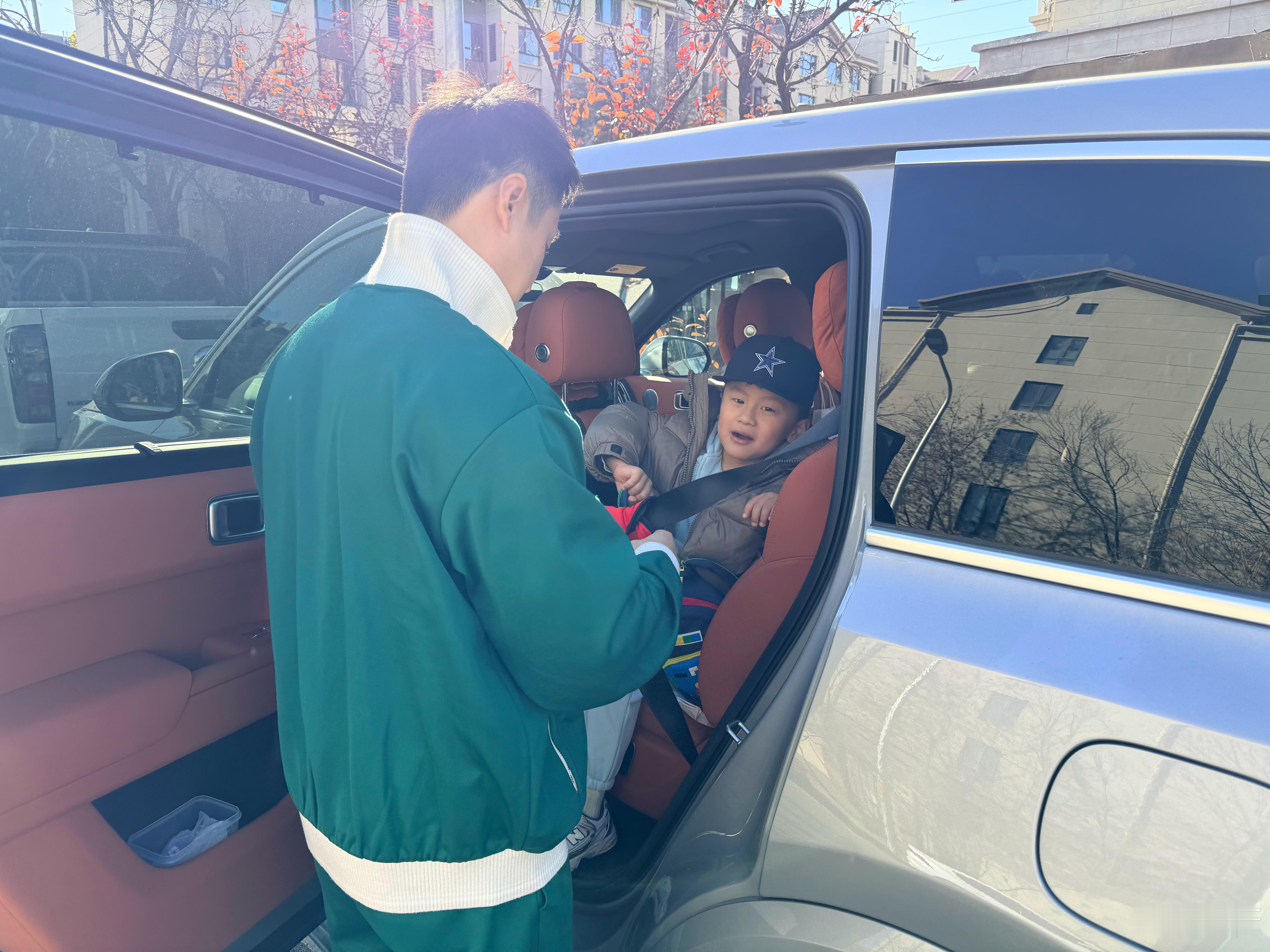 一辆车对一个家庭能有多大改变？我这央视大记者发小在买L9之前，除了实在没辙从来不