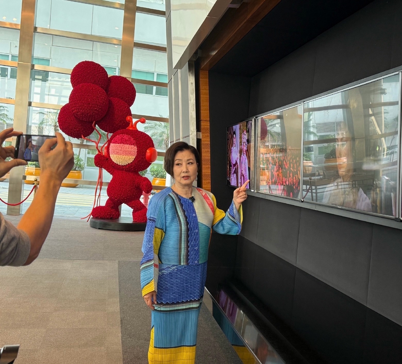 年龄从不是枷锁，汪明荃穿得是真精致又得体。 