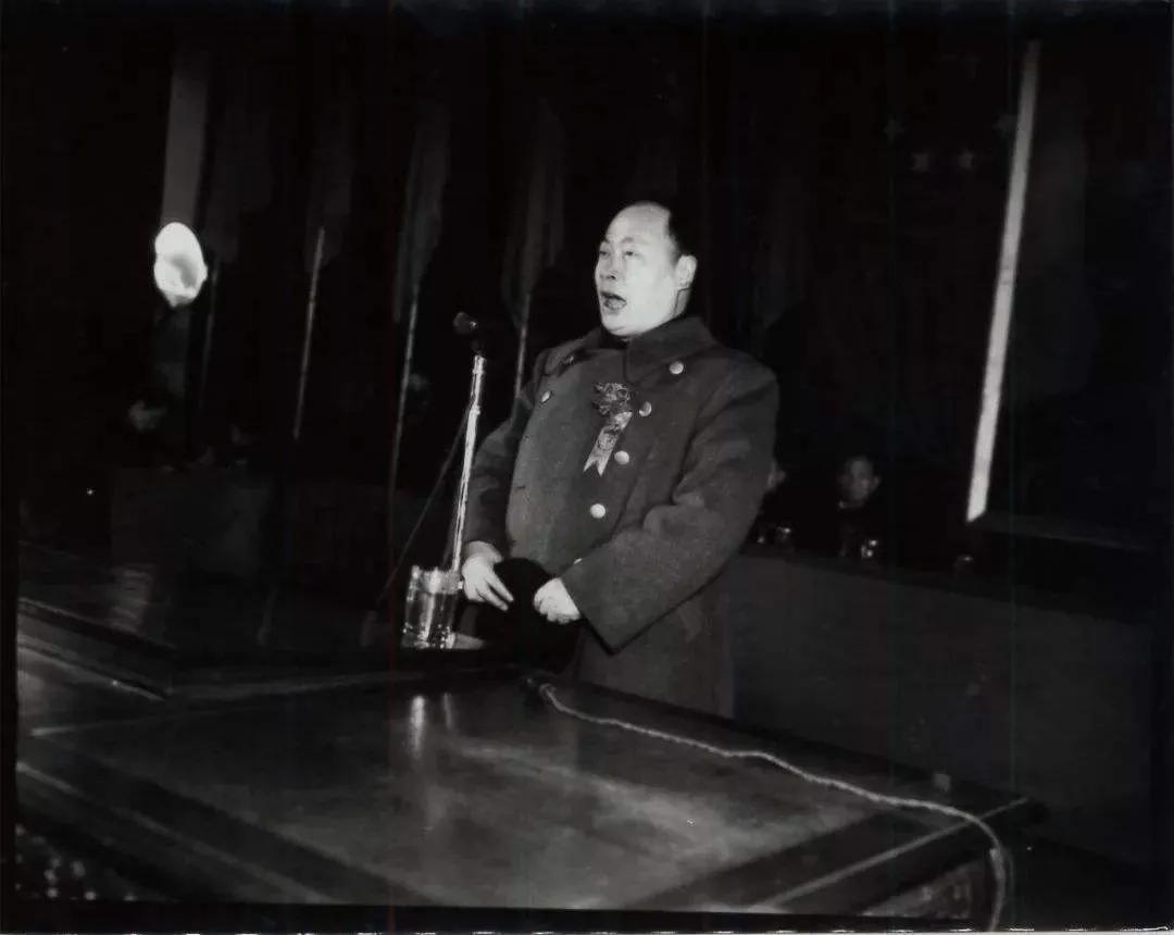1949年在解放上海的战役中，陈毅下令，市内部队一律不许使用重武器，而此时一位原