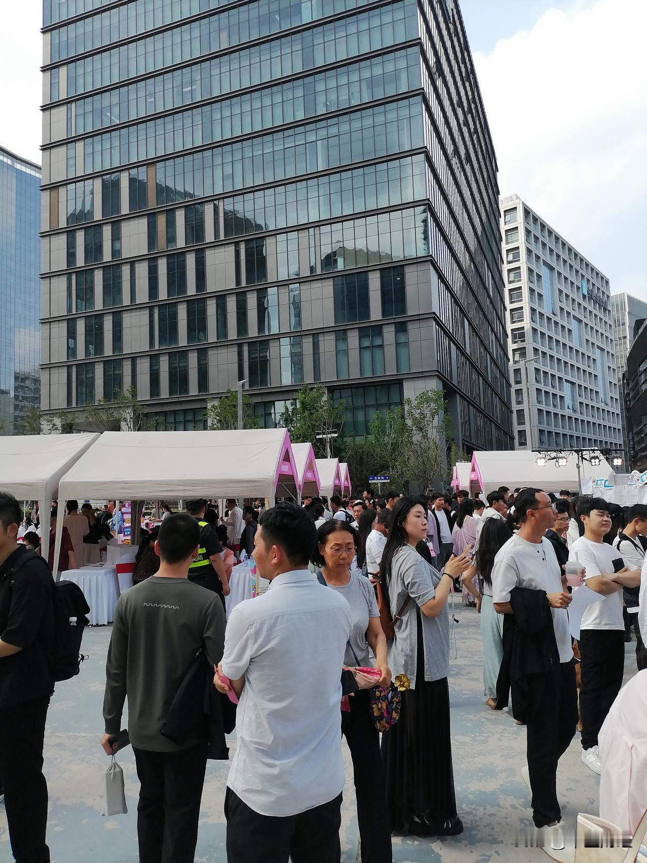 发一张图片，让我猜出你在哪里拍的这是哪里？气派的办公环境与车水马龙的热闹，矛盾吗