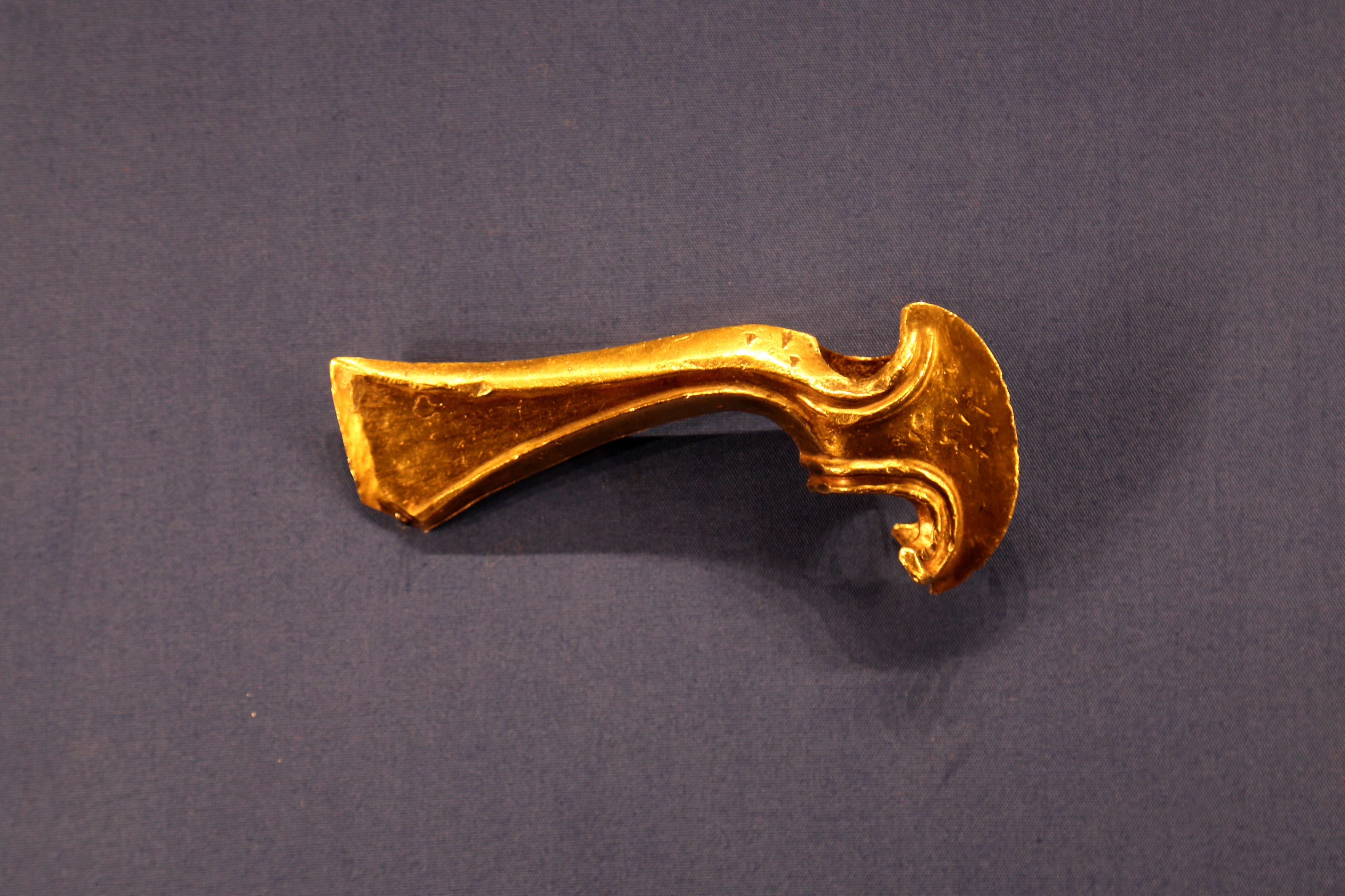 维也纳自然历史博物馆藏罗马尼亚出土的公元前1200-前1000年前的黄金仪式斧头