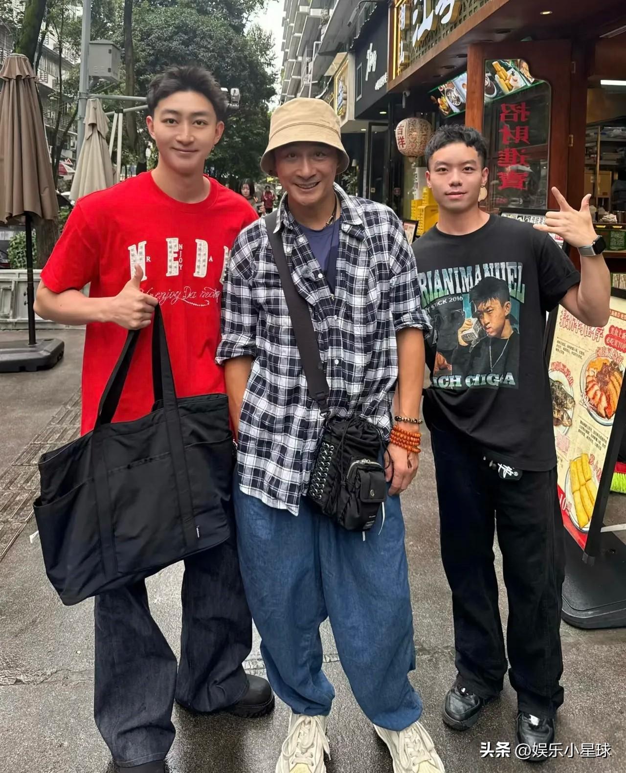 65岁的吴镇宇，独自出现在成都街头，没有保镖簇拥，也没有刻意摆拍，他先逛美食街，