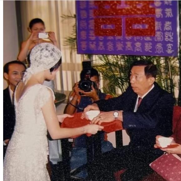 2005年，徐熙娣（小S）与许雅钧的结婚婚宴现场。画面里身着婚纱的小S正在敬茶，